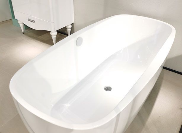 Bañera blanca moderna, baño independiente, bañeras cómodas
