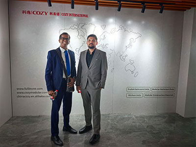 Un grupo de clientes del Medio Oriente visitó la fábrica en Danyang.