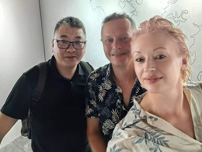 Los socios australianos visitan COZY International para inspeccionar los cabinetes de baño personalizados QUBP1826