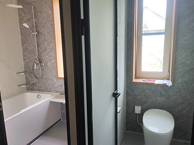 Entrega exitosa | El proyecto de unidades sanitarias prefabricadas para villas de COZY International se completó con éxito